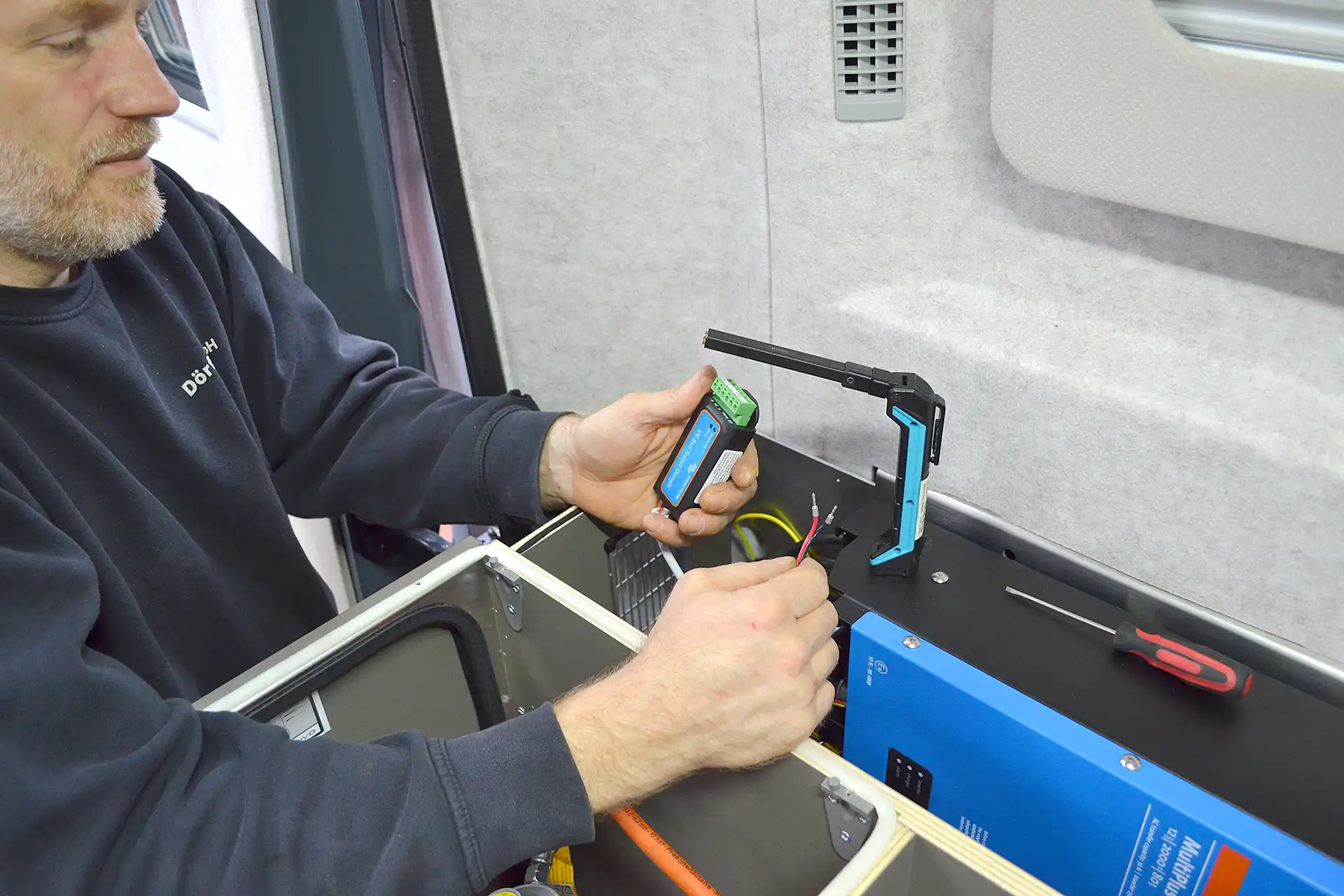 einbau-wechselrichter-umwandlung-strom-victron-energy-wohnmobil-camper-stromversorgung-smart-dongle-ueberwachung Einbau Wechselrichter Victron Energy im Wohnmobil Camper mit Smart Dongle Überwachung zur Umwandlung von 12V Gleichstrom in 230V Wechselstrom intelligente Fernüberwachung und effiziente Energieverwaltung umgesetzt von DÖRFELT - DIE WERKSTATT in Zwickau für autarke Stromversorgung und moderne Bordtechnik