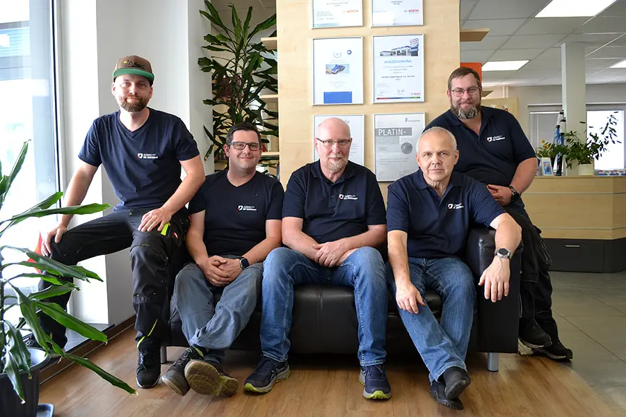 service-team-meister-doerfelt-die-werkstatt-kompetente-mitarbeiter-beratung-verkauf-service-4 Kundenservice und persönliche Beratung bei DÖRFELT - DIE WERKSTATT in Zwickau kompetentes Team für Kundenkontakt Serviceanfragen und individuelle Mobilitätslösungen zuverlässige Ansprechpartner für Reparatur Wartung Nachrüstung und professionellen Werkstattservice rund um Auto und Wohnmobil