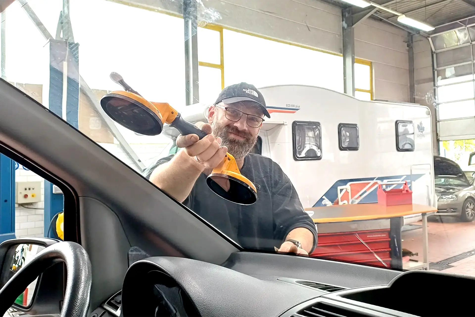 Werkstatt Steinschlag Reparatur – Scheibe wechseln bei der Dörfelt GmbH in Zwickau Werkstatt Steinschlag Reparatur - Scheibe wechseln bei der Dörfelt GmbH in Zwickau