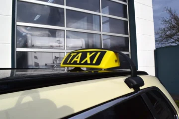 Werkstatt Taxi Mietwagen in Zwickau - Montage Taxi Dachzeichen bei Dörfelt GmbH