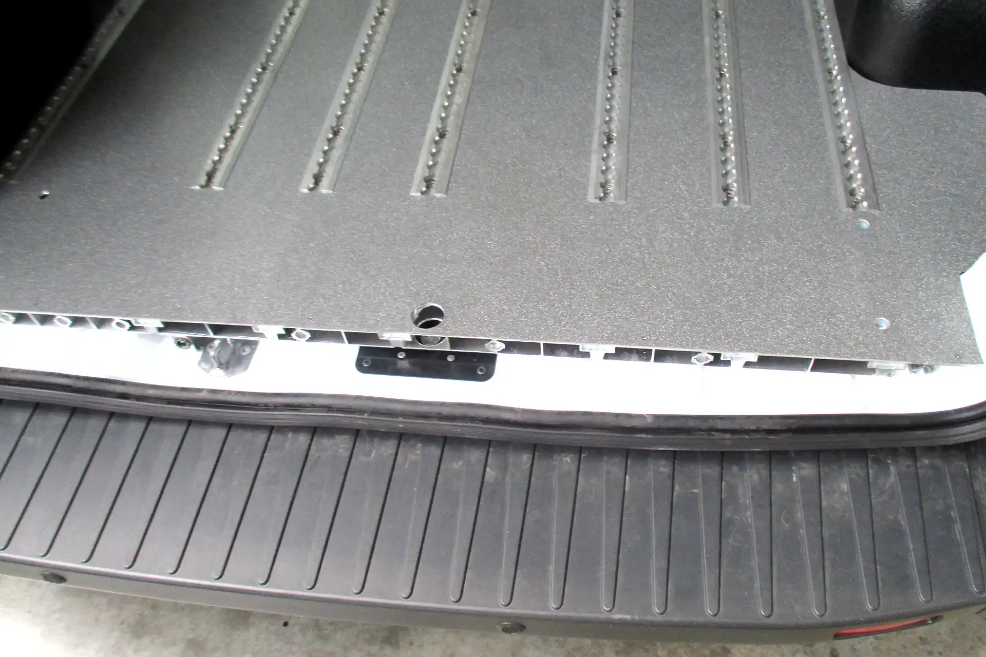 Bodenverkleidung Aluminium Ausbau Transporter Umbau Fußbodenbelag in Zwickau Dörfelt GmbH