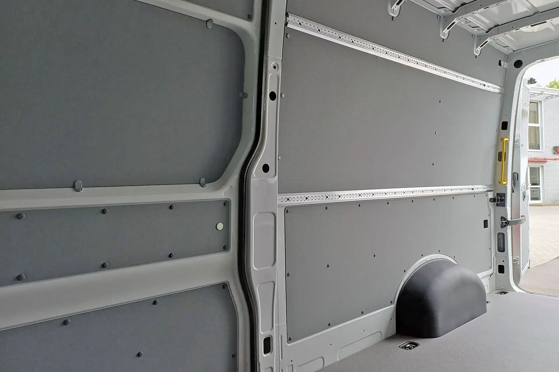 Transporter Wandverkleidung Bodenverkleidung Radkastenverkleidung Dämmung Airlinschienen Beleuchtung Sonderfahrzeugbau in Zwickau bei Dörfelt - die Werkstatt