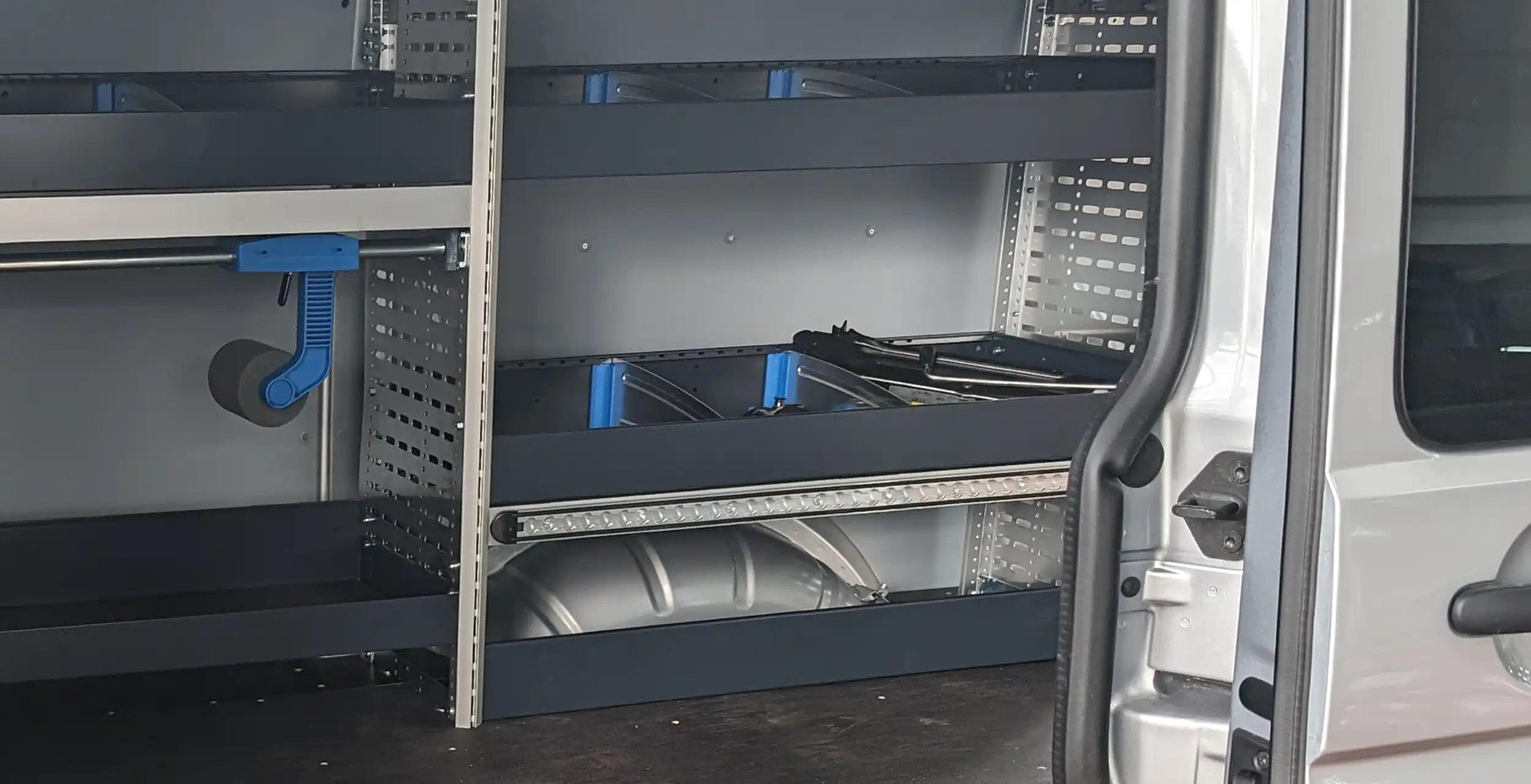 header-nachrüstung-inneneinrichtung-regale-5 Sonderfahrzeugbau Regale Tische und Sitze einbauen Fahrzeugeinrichtung Werkstatt in Zwickau
