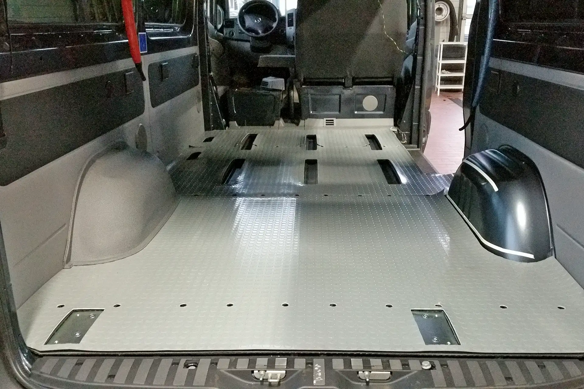 Bodenverkleidung Kunststoff Ausbau Transporter Umbau Fußbodenbelag Radkastenverkleidung in Zwickau Dörfelt GmbH