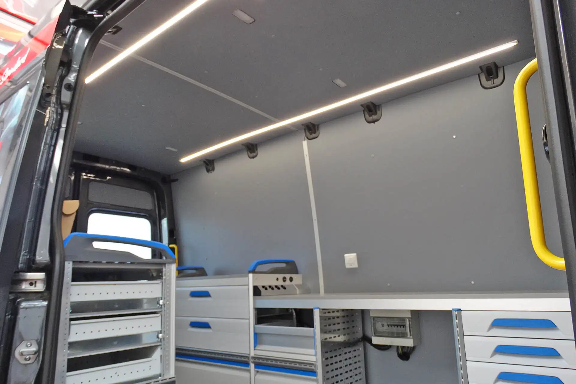 Transporter Wandverkleidung Dachverkleidung Beleuchtung Sonderfahrzeugbau in Zwickau bei Dörfelt - die Werkstatt