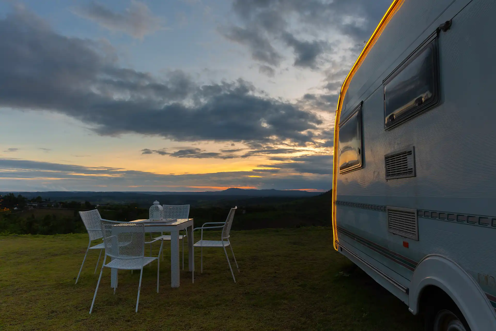 campsite-with-caravans-dusk-time-mover-rangieren-stressfrei-nachrüsten-dörfelt-die-werkstatt-zwickau Professionelle Mover Nachrüstung und Einbau für Camper und Wohnwagen bei Dörfelt Die Werkstatt Zwickau inklusive fachgerechter Installation und hochwertiger Aufrüstung
