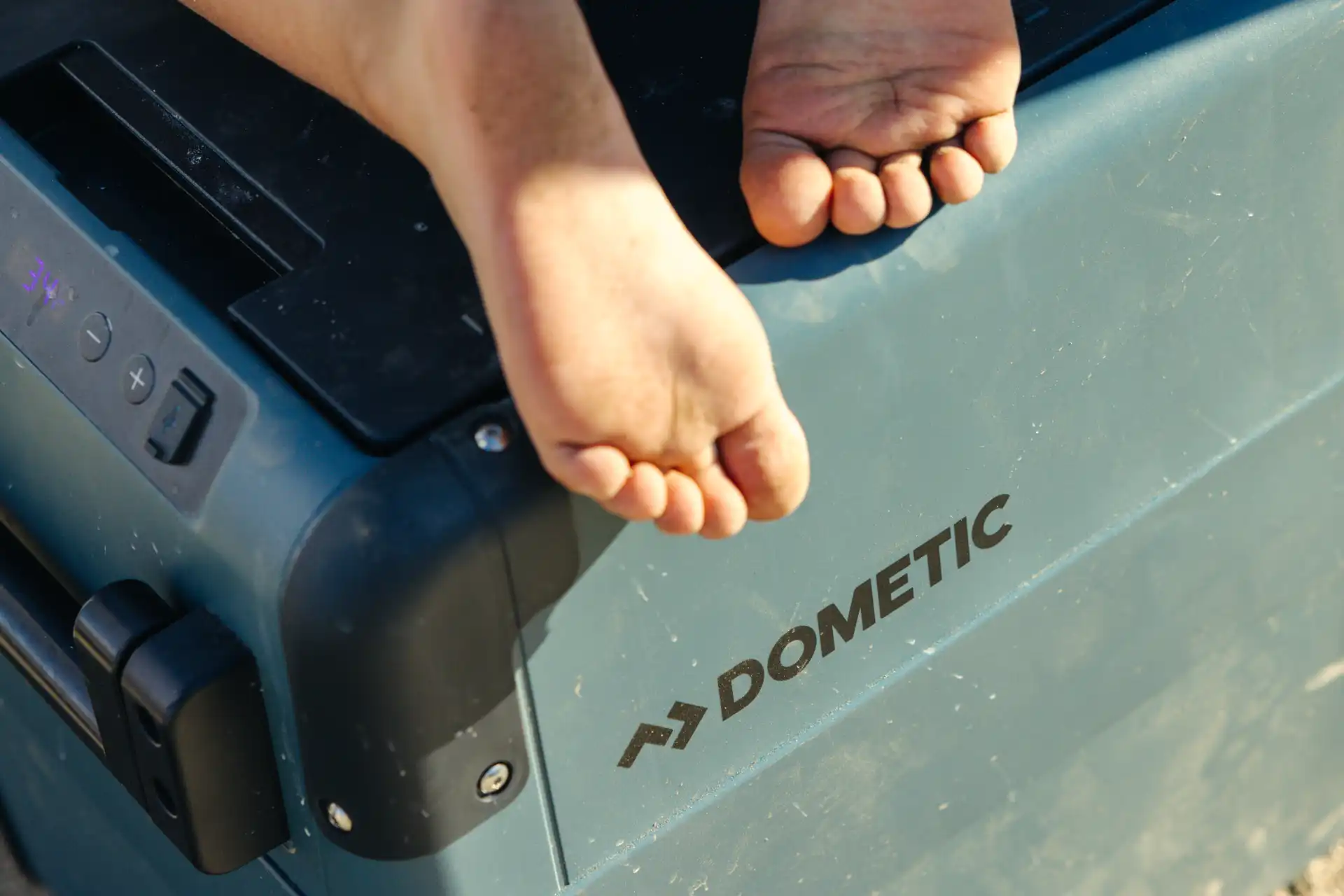 dometic-cfx2-57-kompressorkuehlbox-57liter-volumen-12-24-voltoder-steckdose-digitales-display DÖRFELT - DIE WERKSTATT Zwickau bietet Dometic CFX2 57 Kompressorkühlbox 57 Liter Volumen 12 24 Volt oder Steckdose mit digitalem Display ideal für Wohnmobil Caravan Camping