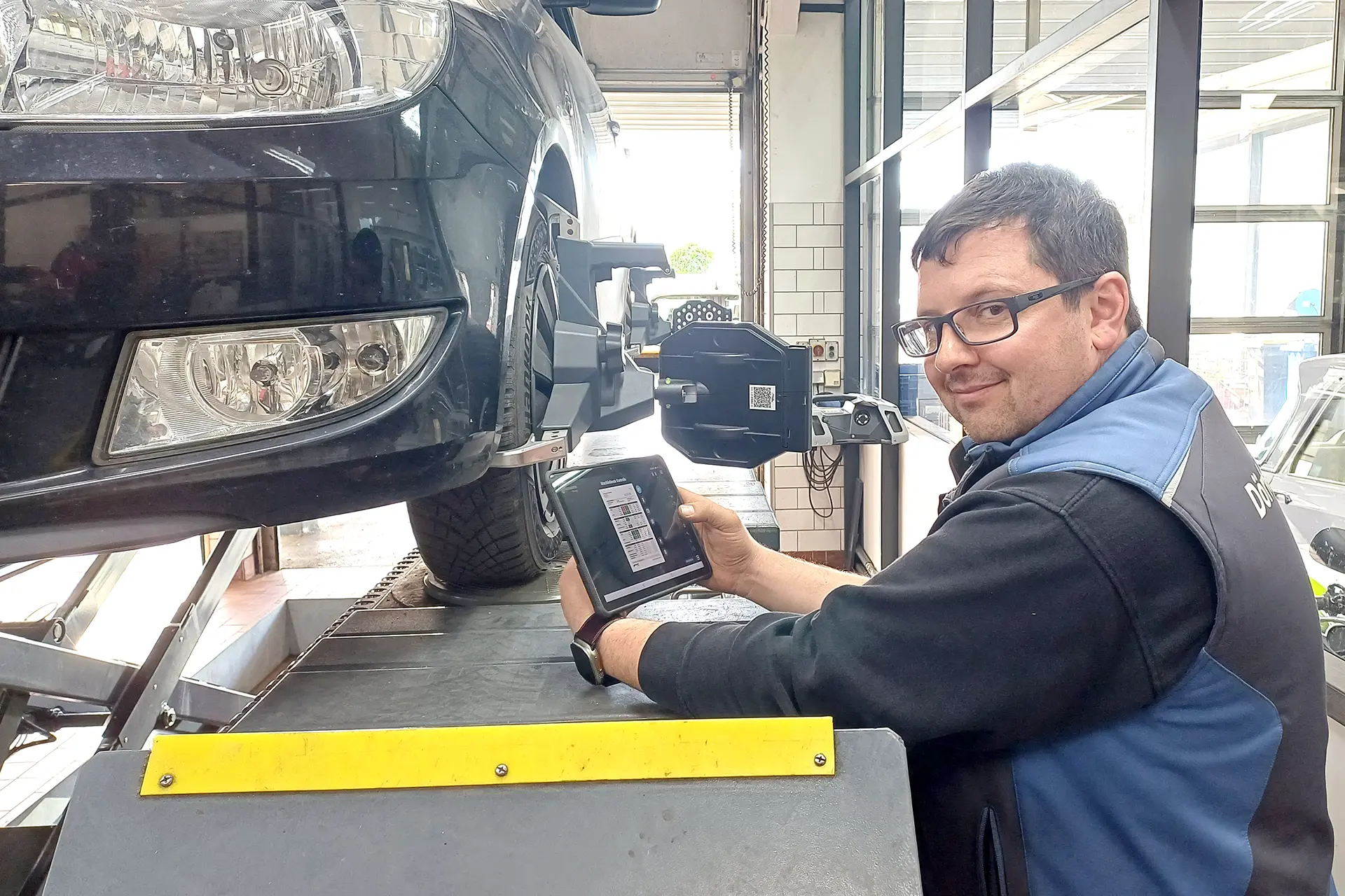 fahrwerk-check-achvermessung-auto-service-zwickau-doerfelt Fahrwerkprüfung mit Achvermessung bei einem Auto in der Werkstatt Dörfelt in Zwickau