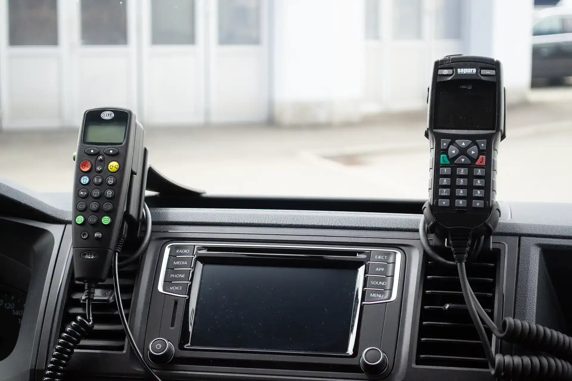 sepura-hbc2-bediengeraet-head-based-console-funkkommunikation-tetra-mobilfunkgeraet Sepura HBC2 Head Based Console Bediengerät für TETRA-Mobilfunkgeräte zur digitalen Funkkommunikation in Leitstellen und Einsatzfahrzeugen.