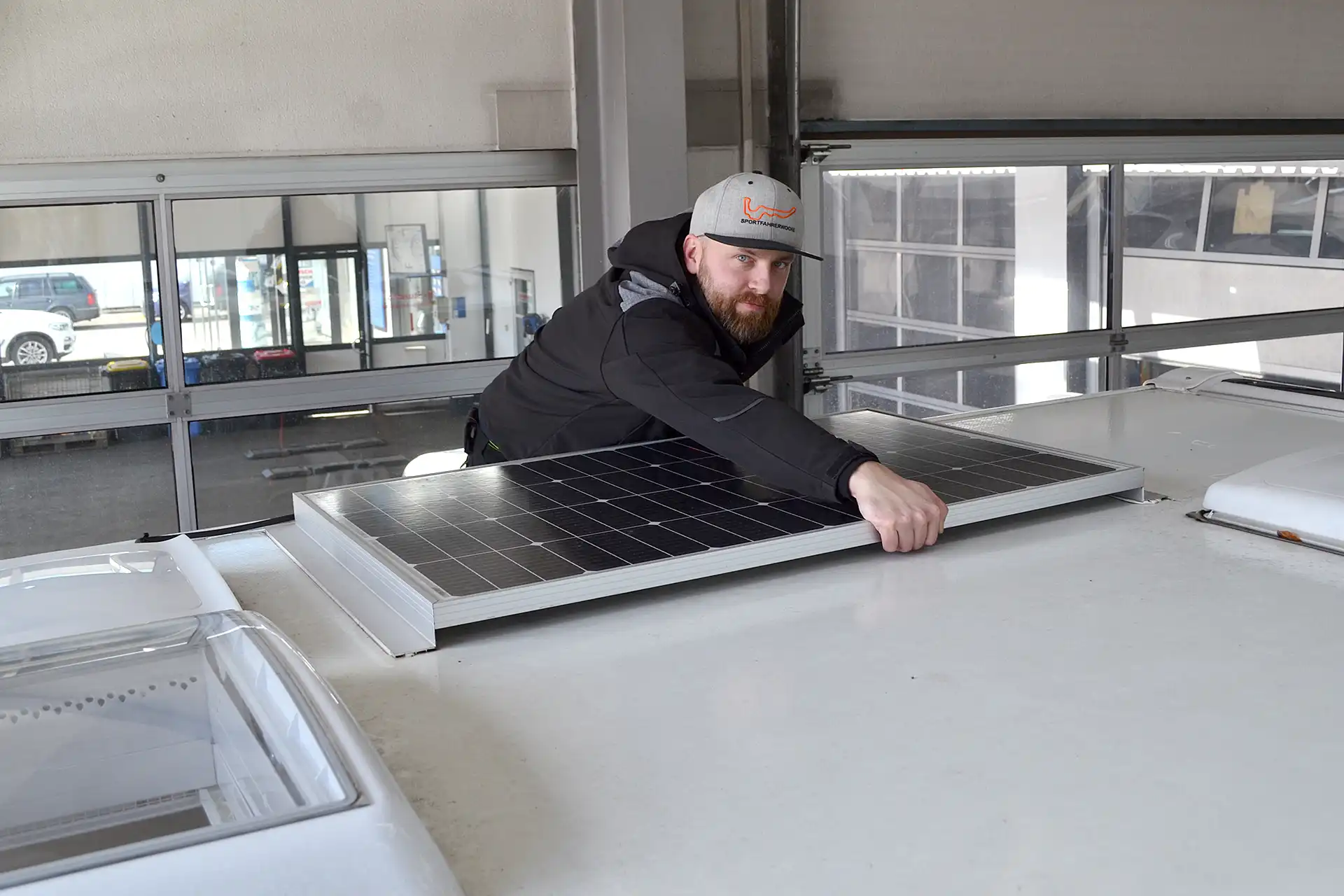 solaranlage-nachrüsten-lassen-werkstatt-solarpanel-komplettset-solarmodul-laderegler-camper-vanlife-dach-halterung-zwickau Solaranlage nachrüsten lassen in der Werkstatt komplettes Solarpanel Set mit Solarmodul Laderegler und Dach Halterung für Camper und Vanlife effiziente Energieversorgung von DÖRFELT - DIE WERKSTATT in Zwickau