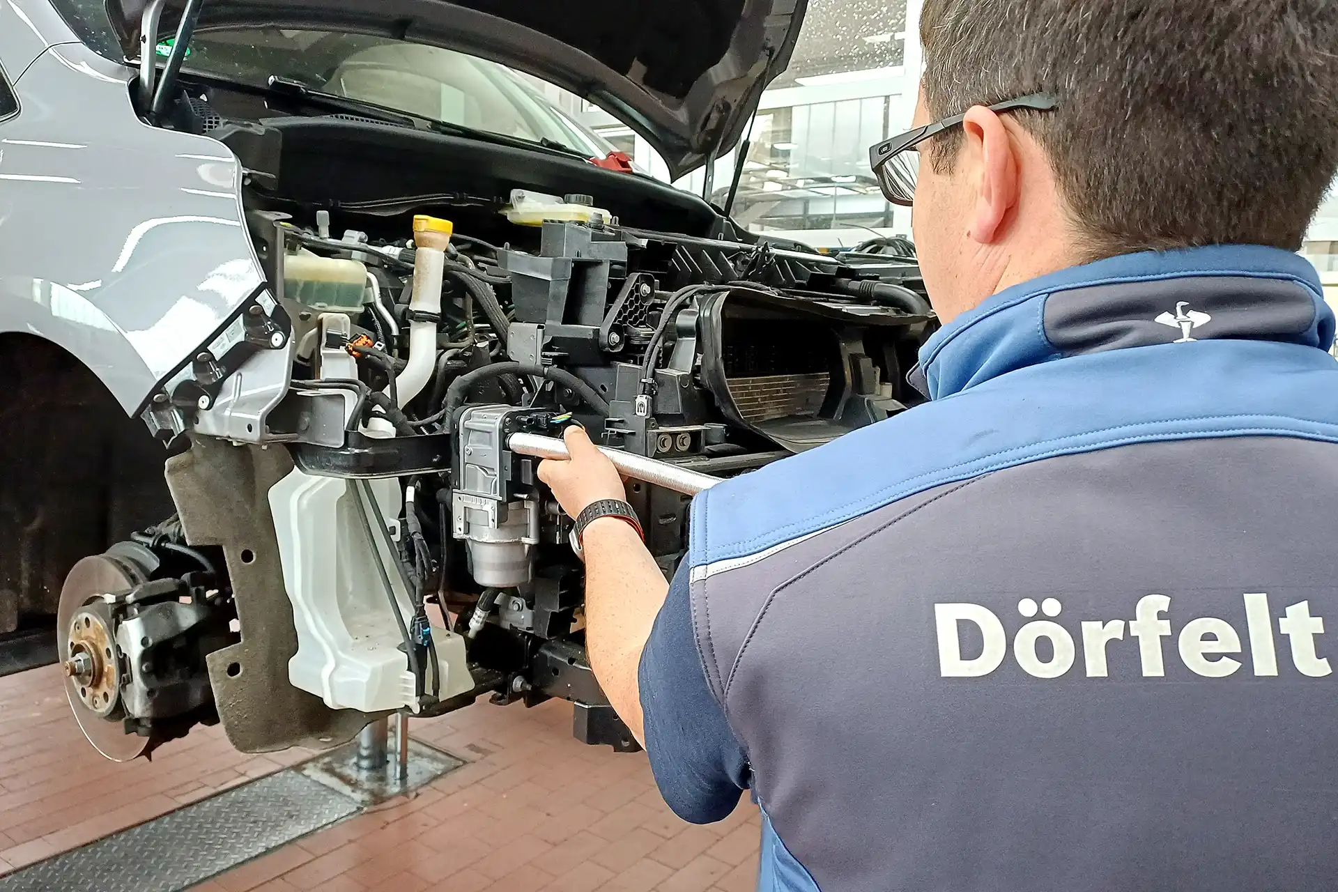 standheizung-nachruesten-pkw-werkstatt-doerfelt-zwickau-webasto-thermo-top-kuehlmittelkreislauf-wasserpumpe-wasserheizgerät-kraftsoff-mitarbeiter PKW Standheizung nachrüsten beim Bosch Service Dörfelt Zwickau – moderne Webasto Thermo Top Lösung mit Wasserheizgerät, integrierter Wasserpumpe und Anschluss an den Kühlmittelkreislauf.