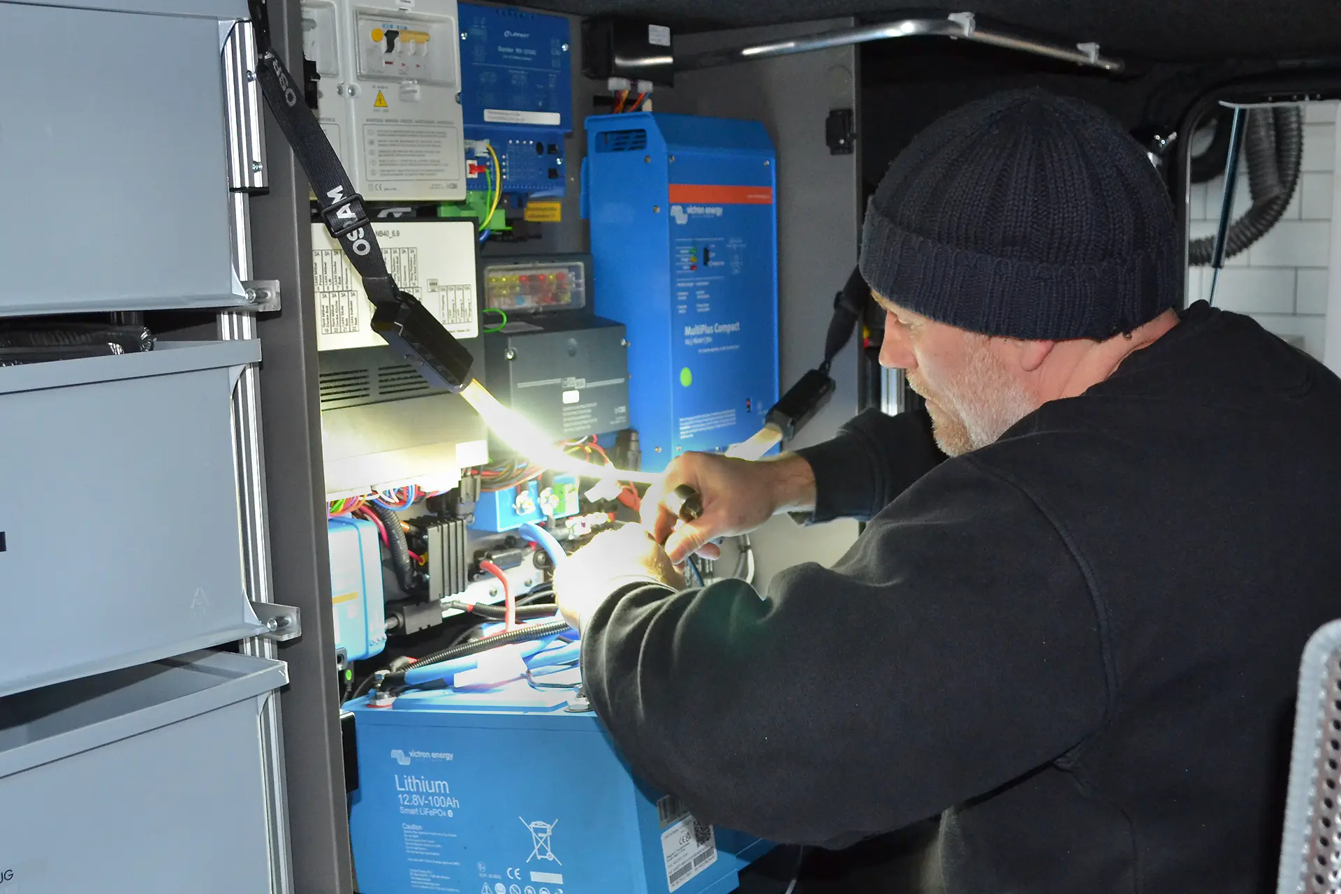 wechselrichter-victron-ladegrät-multiplus-sonderfahrzeugbau Victron MultiPlus Ladegerät und Wechselrichter professionell eingebaut im Sonderfahrzeugbau bei DÖRFELT Zwickau