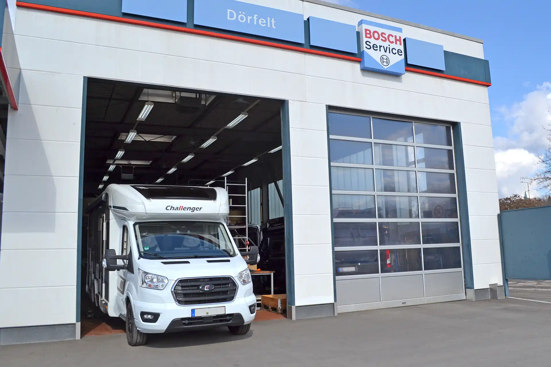 camper-wohnmobil-nachruestung-elektrik-solar-batterie-wartung-solar-doerfelt-die-werkstatt DÖRFELT - DIE WERKSTATT in Zwickau zeigt die Nachrüstung von Camper und Wohnmobil Elektrik mit Solartechnik Batterie Wartung und Dachklima für zuverlässige Energieversorgung und Komfort unterwegs