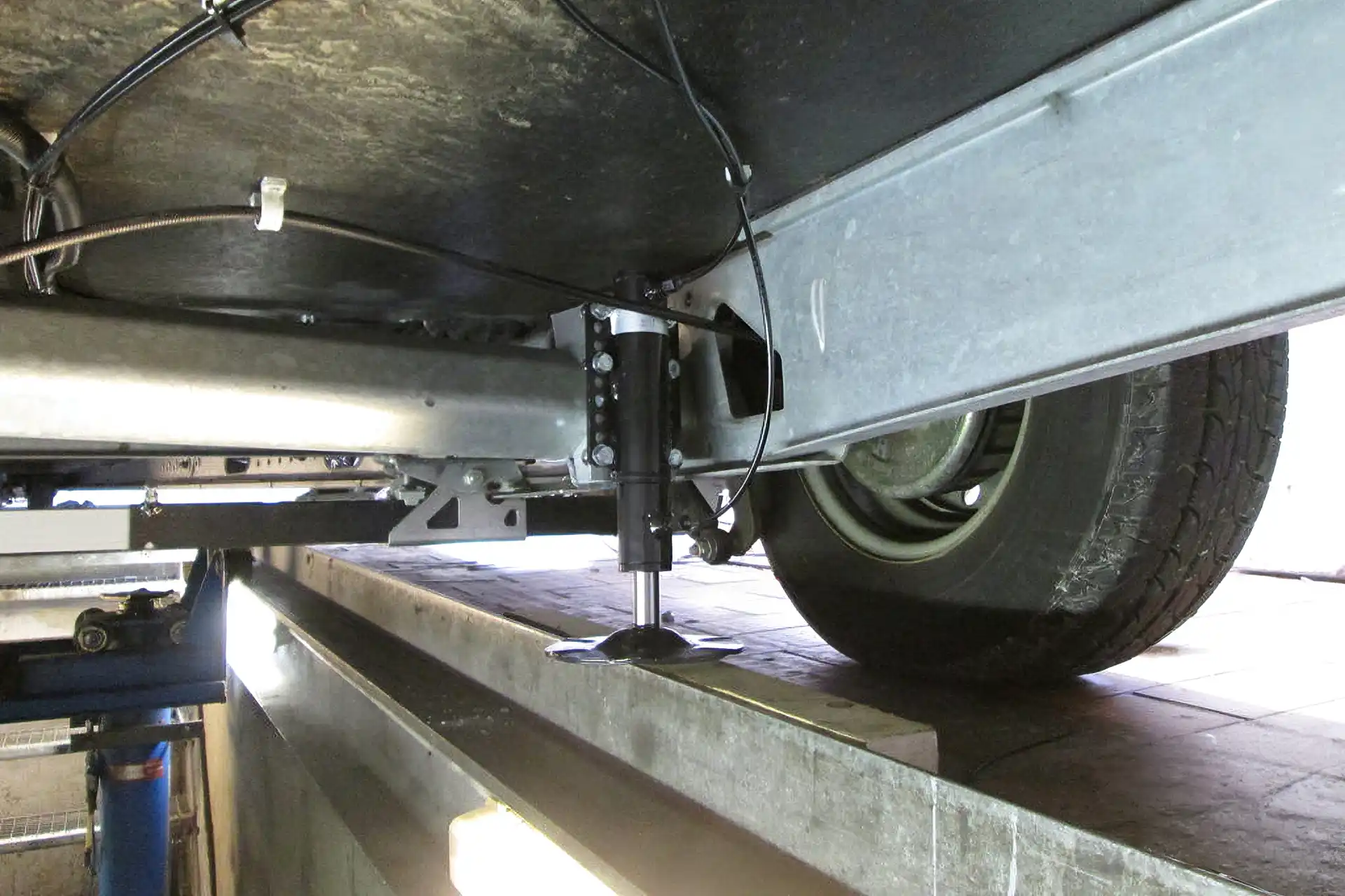hydraulische-hubstuetzen-halbautomatisches-nivellieren-und-stabislisieren-teleskopzylinder Hydraulische Hubstützen halbautomatisches Nivellieren und Stabilisieren mit Teleskopzylinder bei DÖRFELT DIE WERKSTATT in Zwickau professionelle Fahrzeugtechnik für Wohnmobile sichere Standfestigkeit und komfortable Ausrichtung