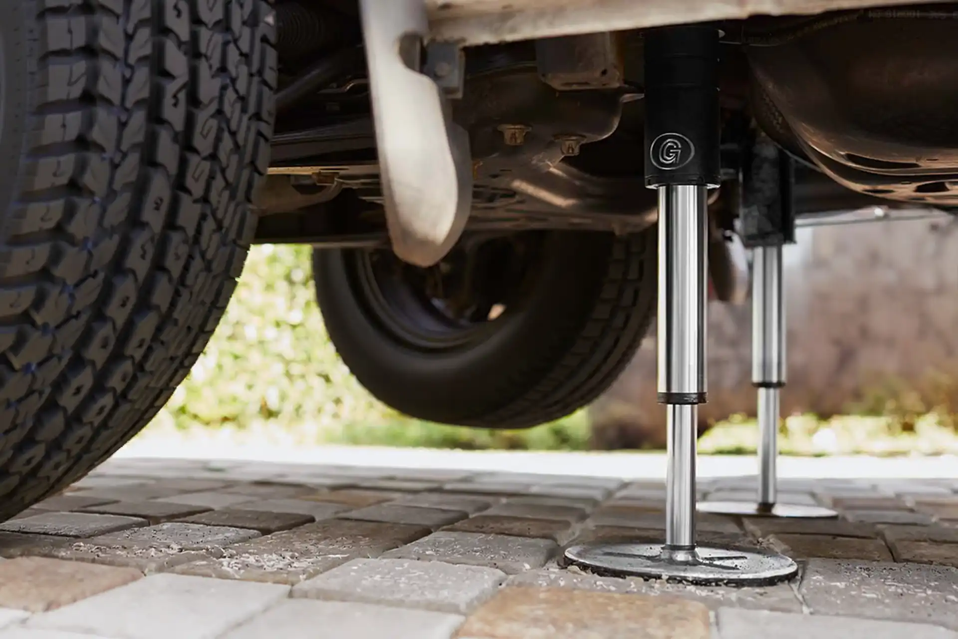 hydraulische-hubstuetzenanlage-wohnmobile-und-wohnwagen-nivelliert-das-fahrzeug Hydraulische Hubstützenanlage für Wohnmobile und Wohnwagen sorgt für exaktes Nivellieren und maximale Stabilität des Fahrzeugs bei DÖRFELT DIE WERKSTATT in Zwickau hochwertige Nachrüstung moderne Fahrzeugtechnik und komfortable Ausrichtung auf jedem Stellplatz