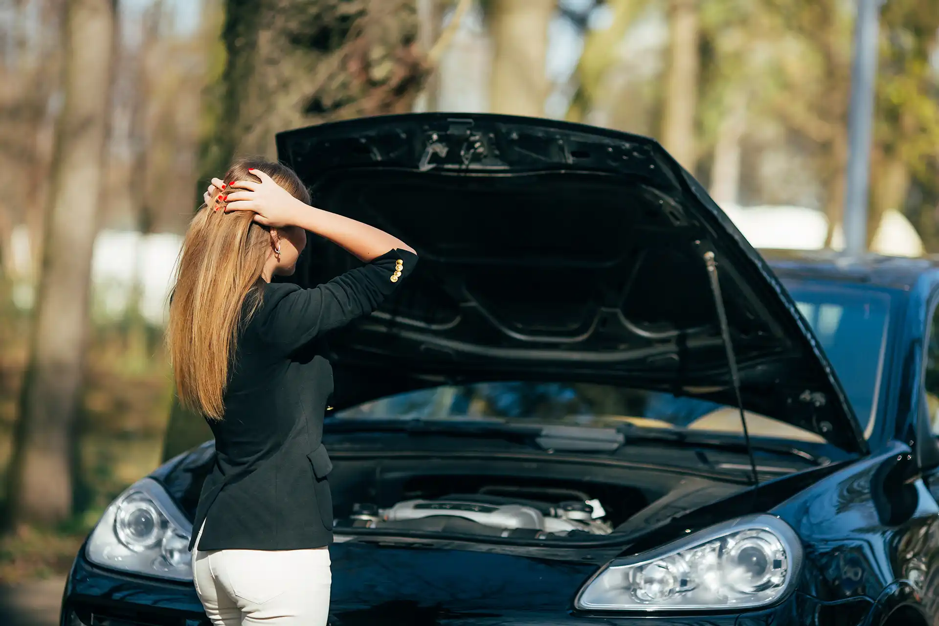 motoranzeichen-woman-waits-assistance-near-her-car-broken-down-road-side Typische Anzeichen für Motor- oder Getriebeprobleme - Je früher Sie reagieren, desto geringer der Schaden und desto niedriger die Kosten.