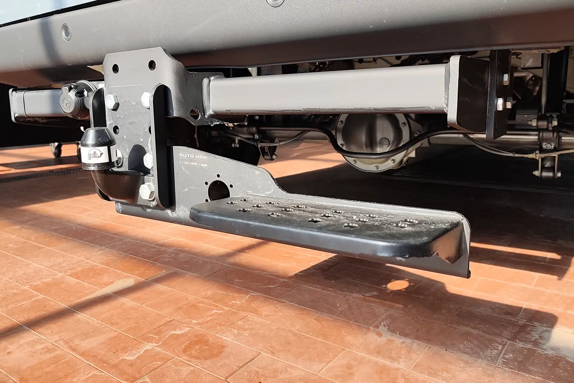 DÖRFELT DIE WERKSTATT in Zwickau Universale Trittstufe Heckauftritt für Pickup und Auto Hecktrittstufe Fahrzeug Einstiegshilfe HAK Speziallösung für Fahrzeuge mit Flanschkugel Anhängerkupplung robuste Montage Plattform Fahrzeugzubehör Nachrüstung und Werkstatt Einbau für Nutzfahrzeuge und Transporter