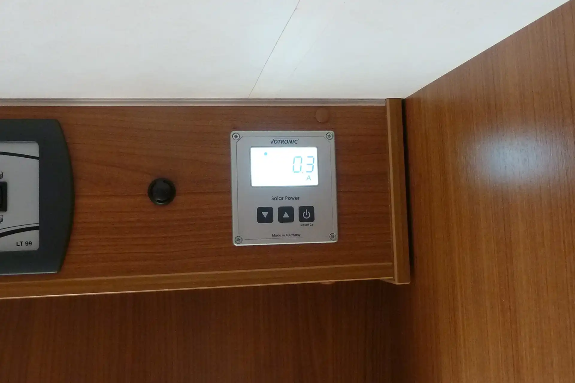 Votronic LCD Solar Computer Bedienpanel mit Echtzeit Anzeige von Ladestrom in Ampere Leistung in Watt und Batteriespannung präzise Systemüberwachung für Solaranlagen im Wohnmobil professionell integriert von DÖRFELT - DIE WERKSTATT in Zwickau für intelligente Energiekontrolle und effizientes Batteriemanagement