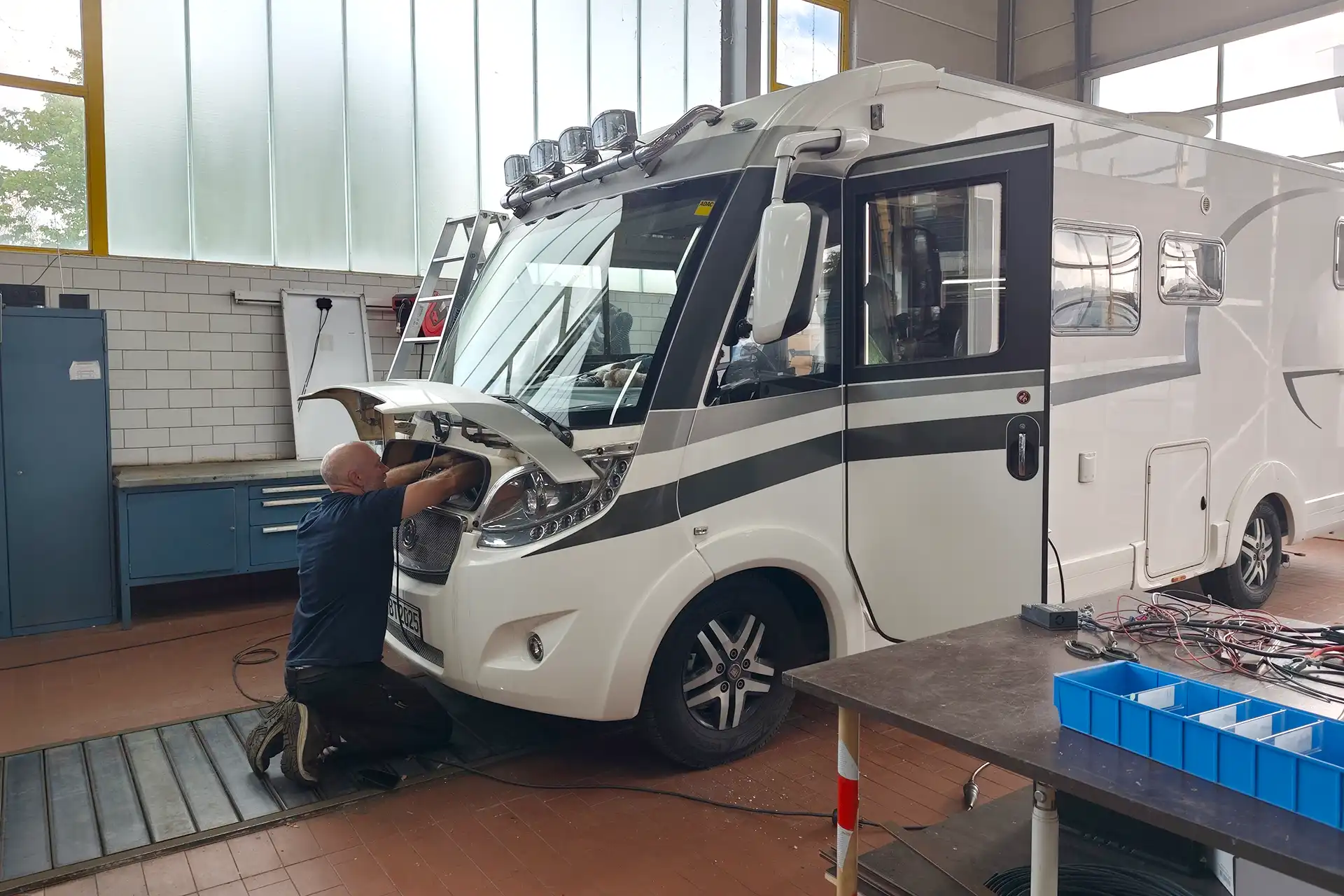 Reparatur und Service für Wohnmobil und Wohnwagen inklusive Hauptuntersuchung fachgerechte Wartung Fahrzeugdiagnose und Instandsetzung bei DÖRFELT - DIE WERKSTATT in Zwickau kompetenter Werkstattservice für sichere Reisen zuverlässige Technik und maximale Fahrbereitschaft