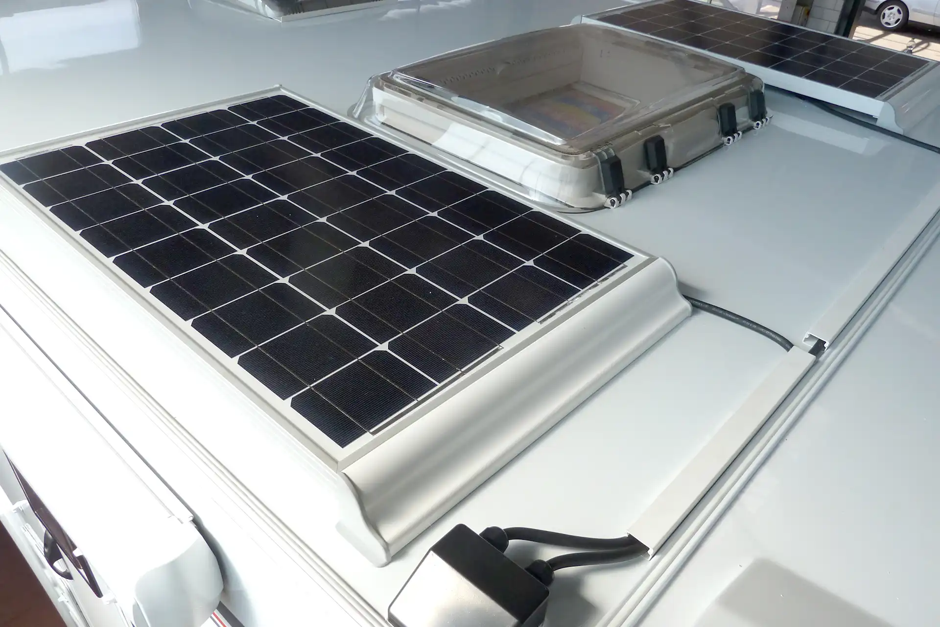 Solaranlage nachrüsten für Camper Wohnmobil und Vanlife mit autarker Stromversorgung als maßgeschneiderte Komplettlösung von DÖRFELT - DIE WERKSTATT in Zwickau professionelle Nachrüstung moderner Solartechnik für unabhängige Energieversorgung effizientes Laden und maximale Freiheit unterwegs