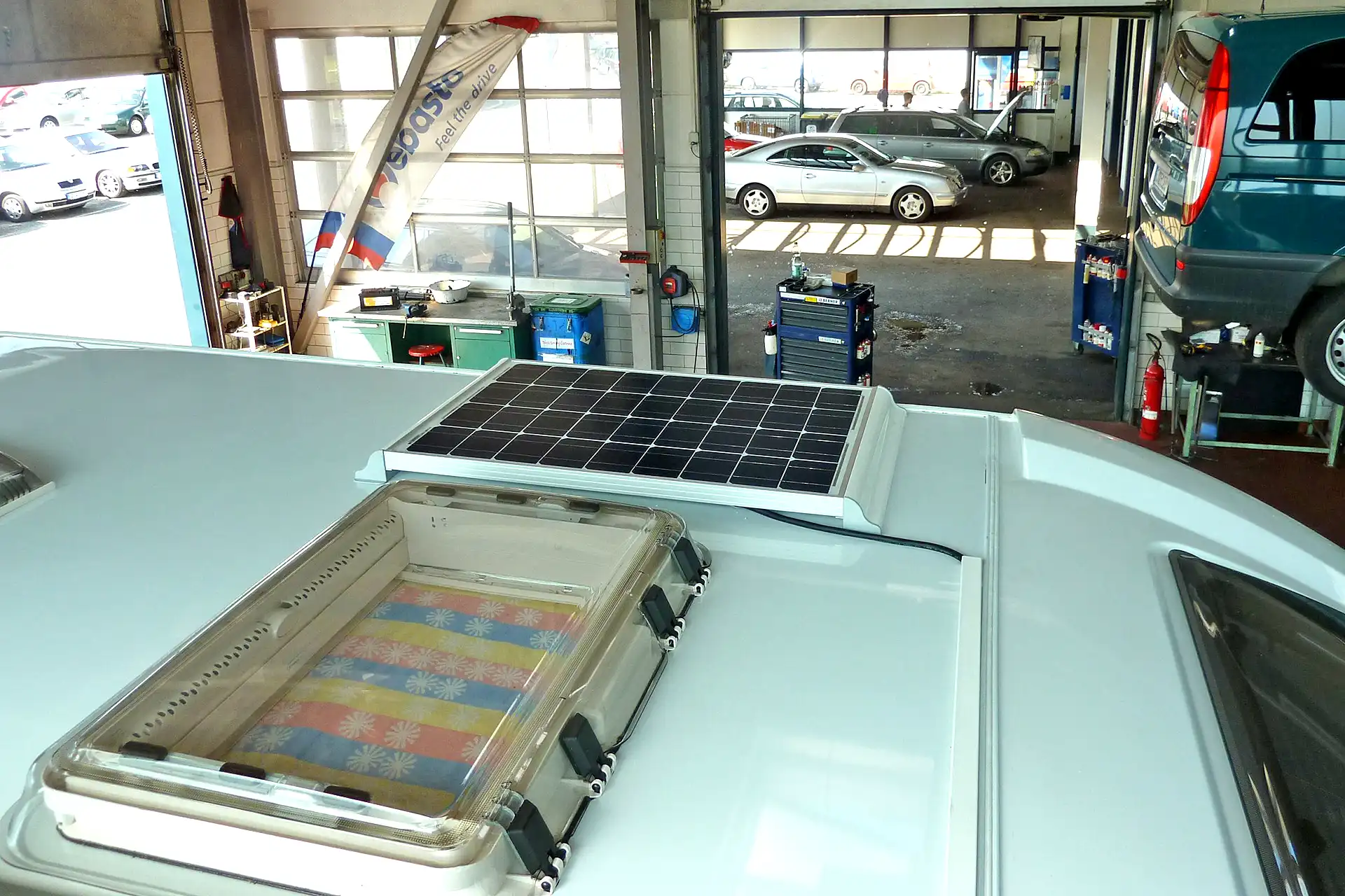 Solaranlage nachrüsten für Camper Wohnmobil und Vanlife mit autarker Stromversorgung als maßgeschneiderte Komplettlösung von DÖRFELT - DIE WERKSTATT in Zwickau professionelle Nachrüstung moderner Solartechnik für unabhängige Energieversorgung effizientes Laden und maximale Freiheit unterwegs