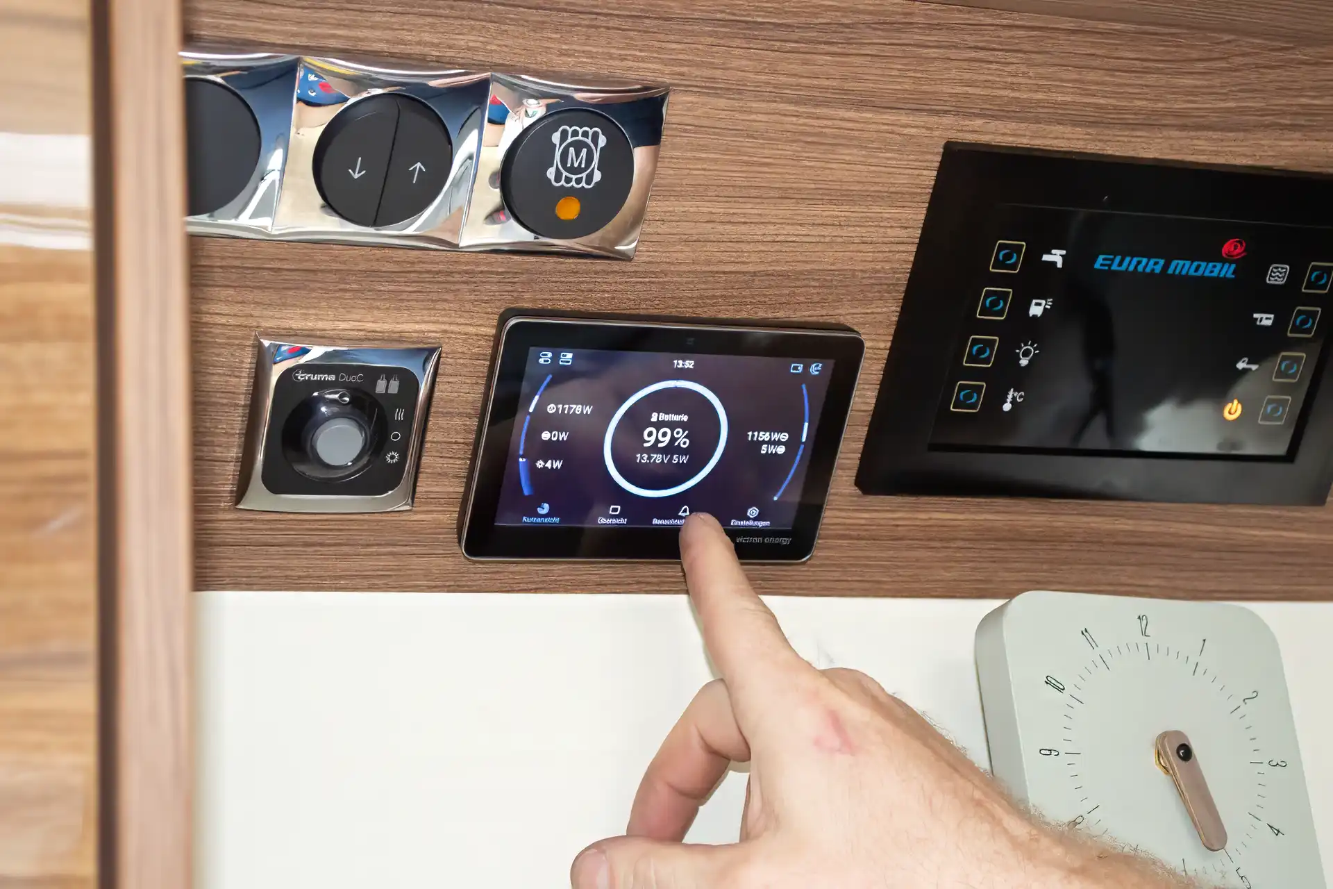 Victron GX Touch Display in einer PV-Inselanlage zur Kontrolle von Ladestrom, Verbrauchern und effektiver Entlastung der Versorgerbatterie
