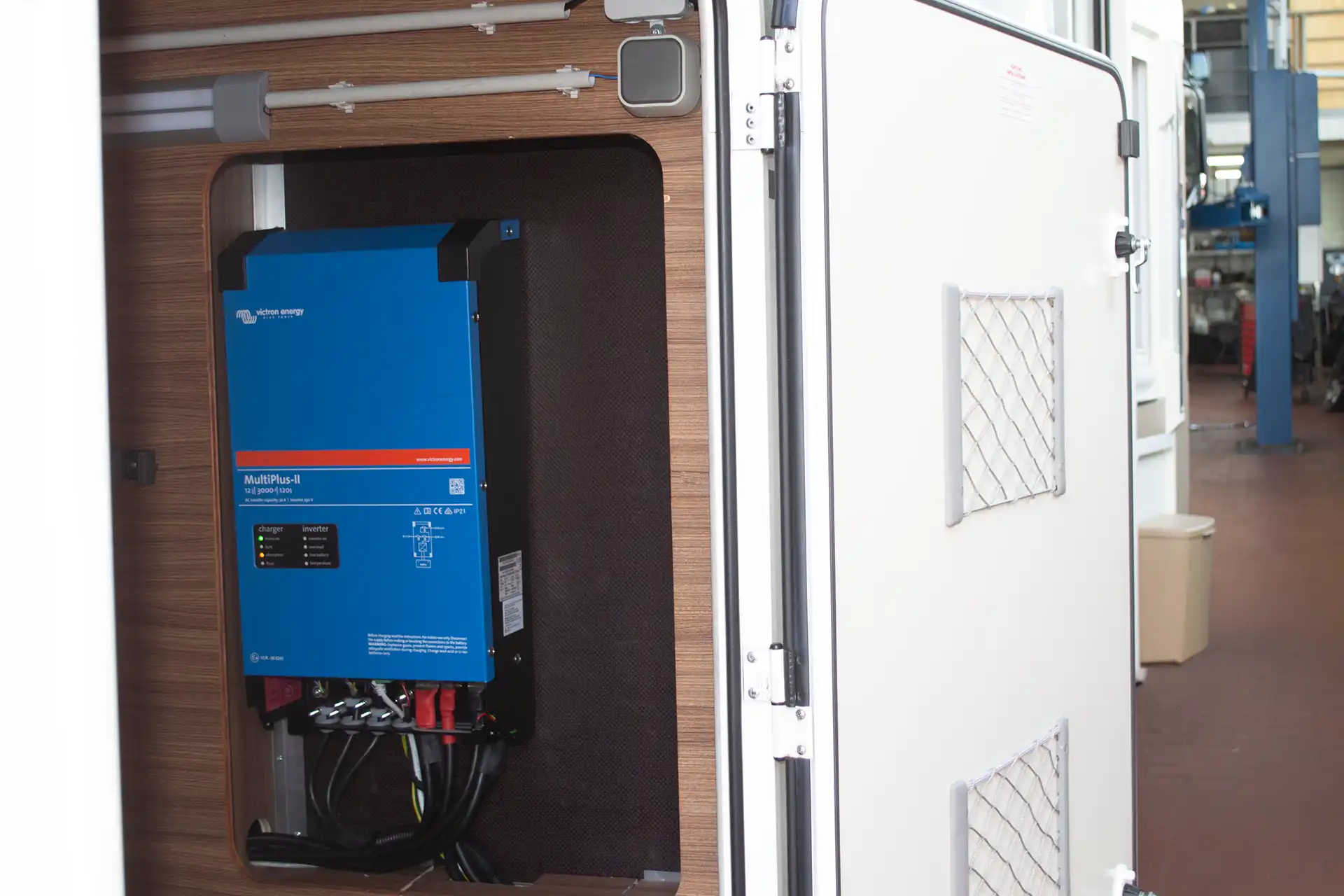 Der Victron MultiPlus-II ist ein Kombigerät für Solaranlagen, das 48-Volt-Gleichstrom aus Batterien in 230-Volt-Wechselstrom für Haushaltsgeräte umwandelt, Batterien laden kann und bei Netzausfall automatisch zwischen Stromnetz, Batterie und Solaranlage umschaltet.