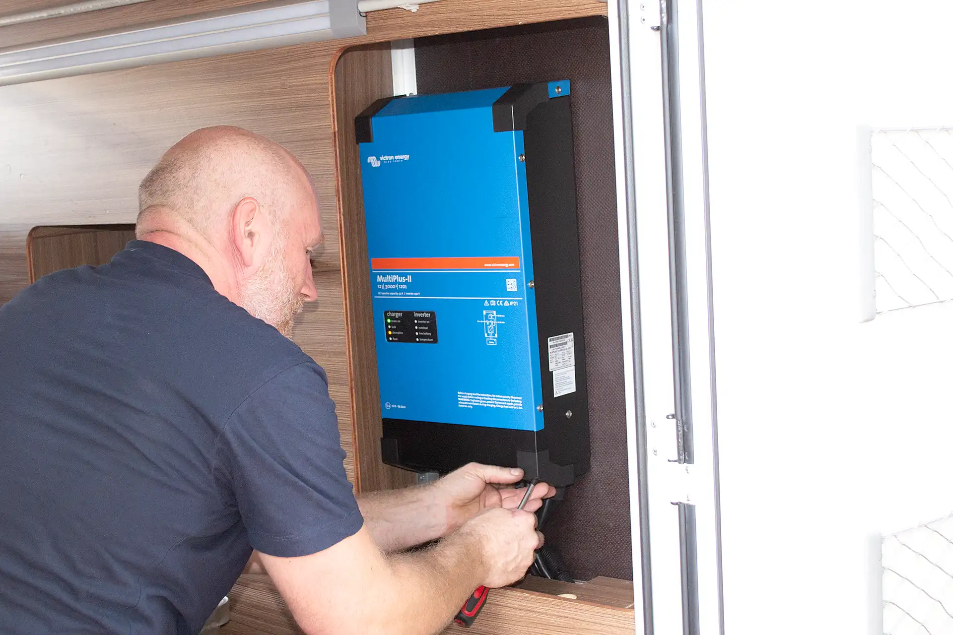 Der Victron MultiPlus-II ist ein Kombigerät für Solaranlagen, das 48-Volt-Gleichstrom aus Batterien in 230-Volt-Wechselstrom für Haushaltsgeräte umwandelt, Batterien laden kann und bei Netzausfall automatisch zwischen Stromnetz, Batterie und Solaranlage umschaltet.