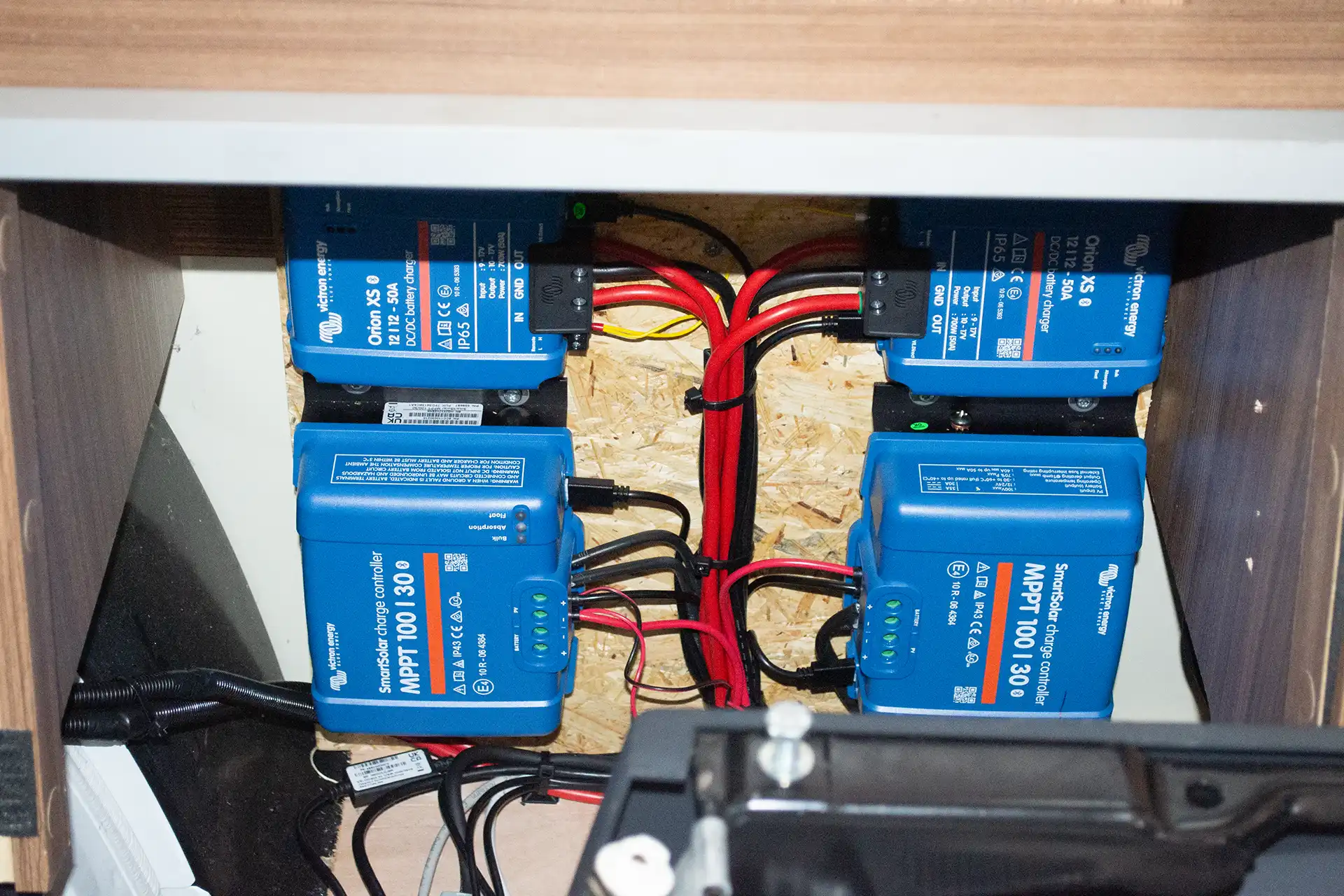 Victron SmartSolar MPPT 100 30 Laderegler zur effizienten Umwandlung von Solarenergie für die optimale Batterieladung leistungsstarke Solartechnik für Wohnmobil und autarke Energiesysteme professionell installiert von DÖRFELT - DIE WERKSTATT in Zwickau für intelligente Ladeelektronik und maximale Energieausbeute