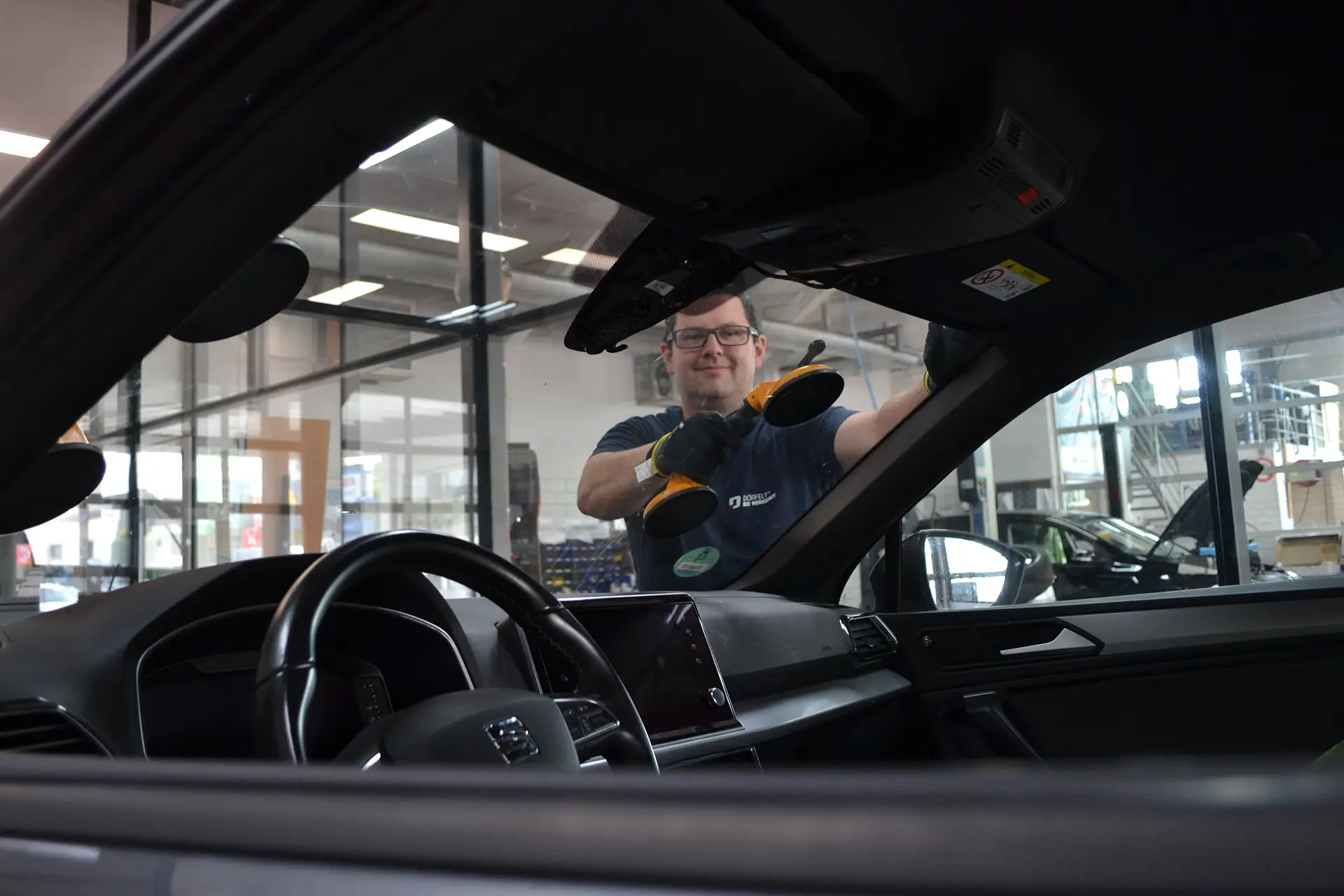 Autoglas Service und Scheibenreparatur bei DÖRFELT - DIE WERKSTATT in Zwickau schnelle Hilfe bei Steinschlag Riss und Glasschäden fachgerechte Windschutzscheiben Reparatur oder Scheibentausch für klare Sicht und maximale Sicherheit im Straßenverkehr