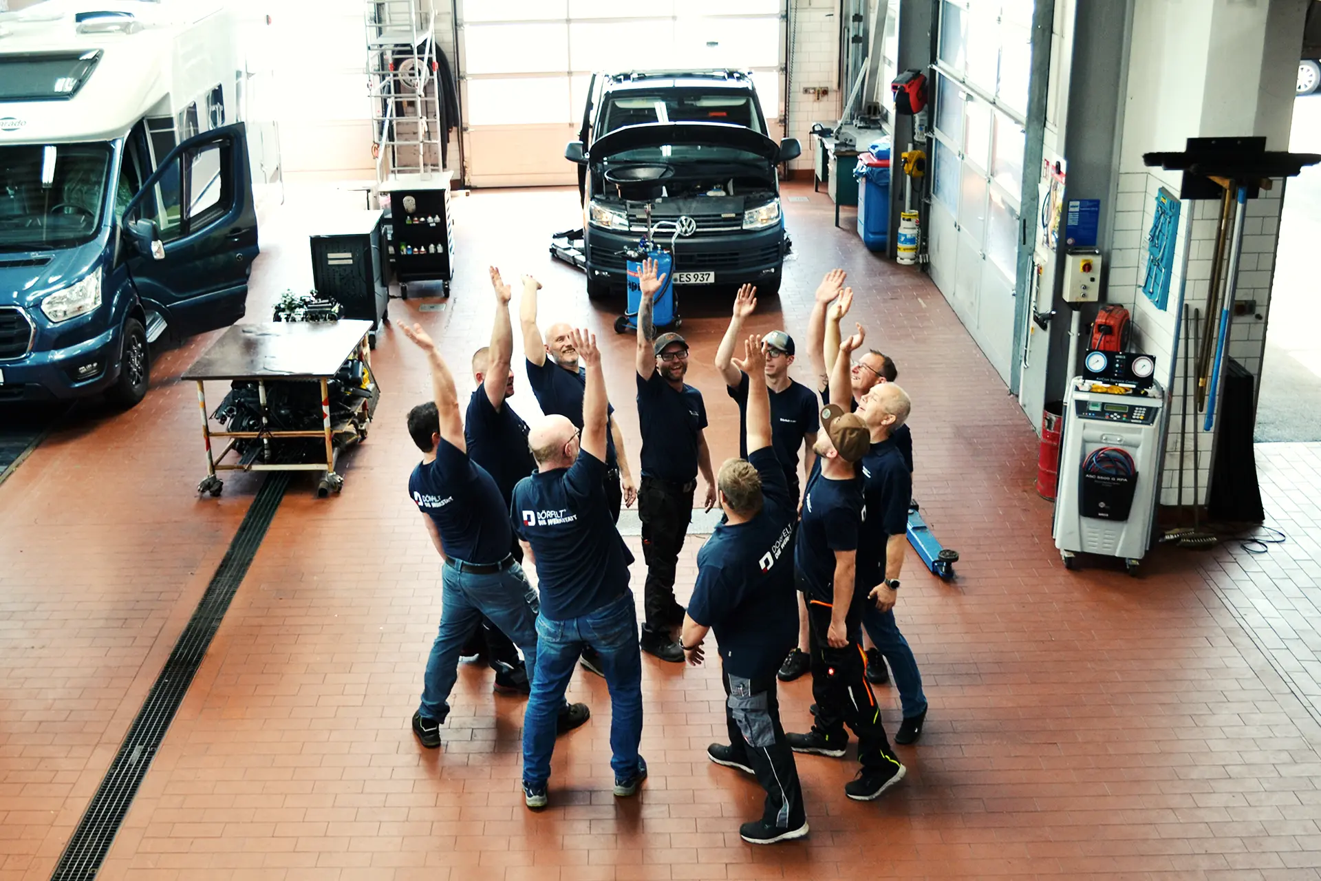 Team von DÖRFELT - DIE WERKSTATT in Zwickau erfahrene Kfz Meister Mechaniker Mechatroniker und Auszubildende vereinen Fachwissen moderne Diagnosetechnik und handwerkliche Präzision für professionellen Werkstattservice zuverlässige Fahrzeugreparaturen und persönliche Beratung rund um Auto Wohnmobil und Nutzfahrzeugtechnik