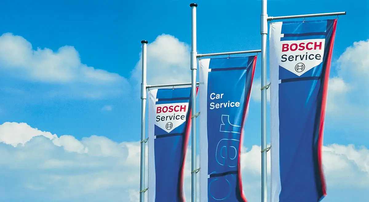 header-mobil-bosch-car-service-zwickau-fahnen-himmel Kopie Headerbild vom mobilen Bosch Car Service bei DÖRFELT - DIE WERKSTATT in Zwickau mit markanten Bosch Service Fahnen und weitem Himmel professioneller Kfz Service für Wartung Reparatur Inspektion Diagnose und moderne Fahrzeugtechnik in Zwickau