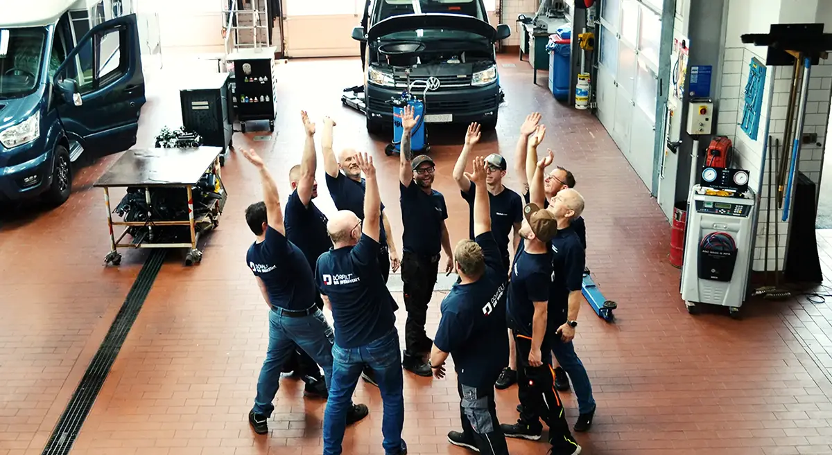 header-mobil-komm-in-unser-team-doerfelt-die-werkstatt-zwickau-meister-mechaniker-mechatroniker-azubi-2 Headerbild Komm in unser Team bei DÖRFELT - DIE WERKSTATT in Zwickau mit Kfz Meistern Mechanikern Mechatronikern und Auszubildenden moderne Autowerkstatt mit starkem Team vielseitigen Karrierechancen professioneller Fahrzeugtechnik und gemeinsamem Engagement für Qualität und Mobilität